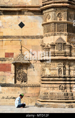 Ahmedabad, Gujarat, Indien - 28 Januar 2015: ein Moslem aus Indien betet vor der Jama Masijd Moschee ist das prächtigste Moschee von Ahmedabad cit Stockfoto