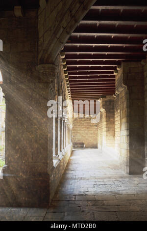 BARCELONA - 29. Mai: Sankt Anna Kirche Innenraum im Gothischen Viertel am 29. Mai 2018 in Barcelona. Stockfoto