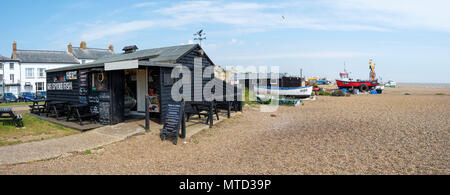 Räucherei Verkauf lokal geräucherten Fisch auf dem Kiesstrand in Aldeburgh, Suffolk, England, Großbritannien Stockfoto