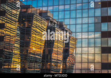 Nr. 2 Snowhill reflektierende Licht der untergehenden Sonne in Birmingham, Großbritannien Stockfoto