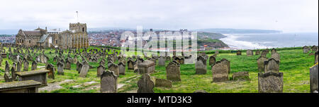 Panoramablick von Whitby Whitby Abbey mit Friedhof und St. Mary's Church in Vordergrund in Whitby, Yorkshire, Großbritannien am 22. Mai 2018 getroffen Stockfoto