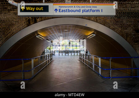 Ein Tunnel führt zurück zum Ausgang und Weg bei Wood Lane in London U-Bahn. Stockfoto