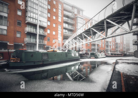 Sherborne Wharf in Birmingham, UK abgedeckt im Winter Schnee und Eis Stockfoto