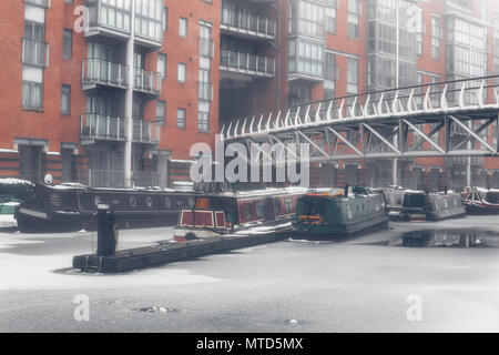 Sherborne Wharf in Birmingham, UK abgedeckt im Winter Schnee und Eis Stockfoto