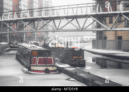 Sherborne Wharf in Birmingham, UK abgedeckt im Winter Schnee und Eis Stockfoto