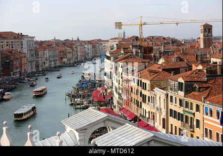 Venedig, Italien - Februar 5, 2018: Das Wasser weg der venezianischen Insel namens Canal Grande und die Rialto Brücke und viele House Stockfoto