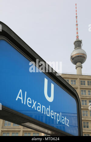 Berlin, Deutschland - 18. August 2017: Große Straße Zeichen der U-Bahnhof Alexanderplatz und Fernsehturm, dem großen Buchstaben "U" U-Bahn kurz für Unterg Stockfoto