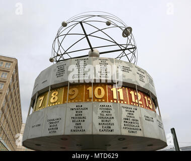 Berlin, Deutschland - 18. August 2017: Urania Weltzeituhr auch genannt Urania-Weltzeituhr in deutscher Sprache ist ein Revolver Weltzeituhr auf dem Alexanderplatz in Mi Stockfoto