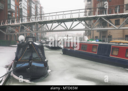 Sherborne Wharf in Birmingham, UK abgedeckt im Winter Schnee und Eis Stockfoto