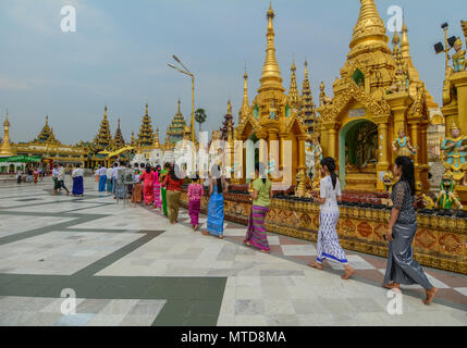 Yangon, Myanmar - Mar 26, 2016. Shinbyu Zeremonie an der Shwedagon Pagode in Yangon, Myanmar. Shinbyu ist die burmesische Bezeichnung für eine Zeremonie Der novitiation Stockfoto