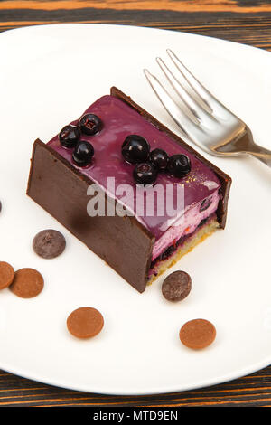 Käsekuchen mit frischen Blaubeeren auf weiße Platte. Blueberry cheesecake. Stockfoto