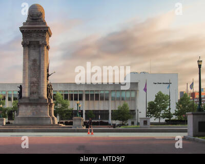 In Syracuse, New York, USA. 28. Mai 2018. Blick von Clinton Platz der Soldaten und Sailors Monument und der historischen Post Standard Gebäude, das einst t Stockfoto