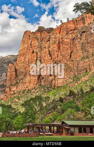 Felsen oberhalb der Zion Lodge im Zion National Park Stockfoto