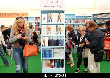 Hay Festival, Heu auf Wye, UK-Dienstag, 29. Mai 2018 - die Besucher der Hay Festival Durchsuchen unter den vielen Büchern zum Verkauf in der Hay Festival Buchhandlung am 6. Tag der diesjährigen Veranstaltung - das Heu Festival weiterhin Sonntag, den 3. Juni - Foto Steven Mai/Alamy leben Nachrichten Stockfoto