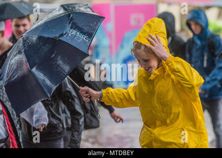 Southbank, London. 29 Mai, 2018. UK Wetter: Menschen kämpfen mit Sonnenschirmen, wie sie um die Southbank im Wind und Regen zu gehen versuchen. Credit: Guy Bell/Alamy leben Nachrichten Stockfoto