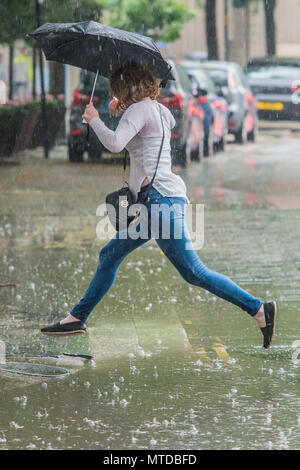 Southbank, London. 29 Mai, 2018. UK Wetter: Menschen kämpfen mit Sonnenschirmen, wie sie um die Southbank im Wind und Regen zu gehen versuchen. Credit: Guy Bell/Alamy leben Nachrichten Stockfoto