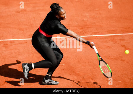 Paris, Frankreich. 29 Mai, 2018. Serena Williams aus den USA während ihrer ersten Runde singles Match am Tag 3 in 2018 French Open in Roland Garros. Credit: Frank Molter/Alamy leben Nachrichten Stockfoto