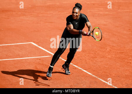 Paris, Frankreich. 29 Mai, 2018. Serena Williams aus den USA während ihrer ersten Runde singles Match am Tag 3 in 2018 French Open in Roland Garros. Credit: Frank Molter/Alamy leben Nachrichten Stockfoto