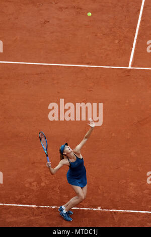 Paris, Frankreich. 29 Mai, 2018. Maria Sharapova von Russland dient während der Damen gegen Richel Hogenkamp der Niederlande bei den French Open Tennis Turnier 2018 in Paris, Frankreich am 29. Mai 2018. Credit: Luo Huanhuan/Xinhua/Alamy leben Nachrichten Stockfoto