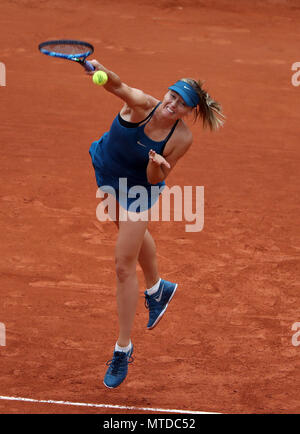 Paris, Frankreich. 29 Mai, 2018. Maria Sharapova von Russland dient während der Damen gegen Richel Hogenkamp der Niederlande bei den French Open Tennis Turnier 2018 in Paris, Frankreich am 29. Mai 2018. Credit: Luo Huanhuan/Xinhua/Alamy leben Nachrichten Stockfoto