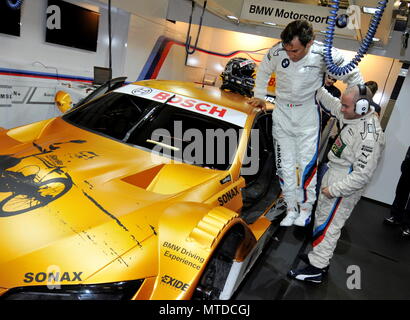 Eingereicht - 08. November 2012, Nürburg: Der italienische Rennfahrer Alessandro Zanardi (2-R) erhält in einem rekonstruierten Deutschen Tourenwagen Masters (DTM) Rennwagen mit Hilfe eines BMW Mechaniker in der Box am Nürburgring. Der ehemalige Formel-1-Pilot und Paralympics Sieger Alessandro Zanardi beginnt als Gast Treiber für BMW in der DTM-Saison 2018 am Rennen in Misano, Italien. Foto: Maximilian Haupt/dpa Stockfoto