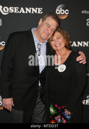 *** Foto *** ABC BRICHT ROSEANNE NACH RASSISTISCHEN TWEET Burbank, CA - 23. März: Roseanne Barr, John Goodman, bei "Roseanne" Premiere an der Walt Disney Studio Lot am 23. März 2018 in Burbank, Kalifornien. Credit: Faye Sadou/MediaPunch Stockfoto