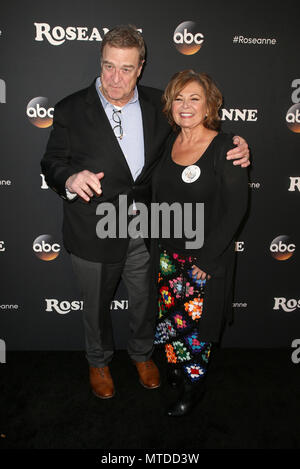 *** Foto *** ABC BRICHT ROSEANNE NACH RASSISTISCHEN TWEET Burbank, CA - 23. März: Roseanne Barr, John Goodman, bei "Roseanne" Premiere an der Walt Disney Studio Lot am 23. März 2018 in Burbank, Kalifornien. Credit: Faye Sadou/MediaPunch Stockfoto