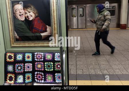 New York City, New York, USA. 6 Mär, 2018. Vor einem Neustart der Achtziger Jahre fernsehen Comedy Serie "Roseanne" starrte Roseanne Barr und John Goodman, der ABC Television Network ein New York City U-Bahn Auto mit dem Interieur gestaltet, wie der Satz "Roseanne, mit riesigen Porträts der Hauptfiguren, die TV-familys Patchwork Quilt Futter die Sitze, einen Kamin und Familie Fotos schauen verwandelt hat. Die "Roseanne" Erweckung Premieren 27. März auf der ABC-Netzwerk. Credit: 2018 G. Ronald Lopez/ZUMA Draht/Alamy leben Nachrichten Stockfoto