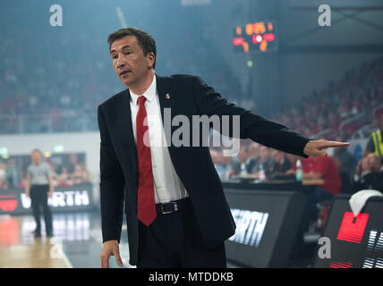 Bamberg, Deutschland. 29 Mai, 2018. 29. Mai 2018, Deutschland, Bamberg: Deutsche Basketball Bundesliga Brose Bamberg vs FC Bayern München, Meisterschaft, Halbfinale: Bamberger Trainer Luca Banchi reagiert während des Spiels. Credit: Nicolas Armer/dpa/Alamy leben Nachrichten Stockfoto
