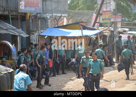 Dhaka. 29 Mai, 2018. Ordnungshüter raid ein Bereich als Teil einer Durchgreifen auf Drogenhandel und Gangs in Dhaka, Bangladesch, am 29. Mai 2018. Die Zahl der Opfer des Krieges gegen die Drogen geführt wird durch Bengalische Premierministerin Sheikh Hasina weiter zu montieren, mit neuesten Zahlen, die zeigen, dass mehr als 100 mutmaßliche Drogenkonsumenten und Drogendealer getötet wurden, da Sie die Kampagne in diesem Monat bestellt. Quelle: Xinhua/Alamy leben Nachrichten Stockfoto