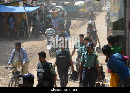 Dhaka. 29 Mai, 2018. Ordnungshüter raid ein Bereich als Teil einer Durchgreifen auf Drogenhandel und Gangs in Dhaka, Bangladesch, am 29. Mai 2018. Die Zahl der Opfer des Krieges gegen die Drogen geführt wird durch Bengalische Premierministerin Sheikh Hasina weiter zu montieren, mit neuesten Zahlen, die zeigen, dass mehr als 100 mutmaßliche Drogenkonsumenten und Drogendealer getötet wurden, da Sie die Kampagne in diesem Monat bestellt. Quelle: Xinhua/Alamy leben Nachrichten Stockfoto