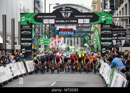 Reiter racing in der Elite der Männer 2018 OVO Energy Tour Serie Radrennen im Wembley, London, UK. Runde 7 Bike Race. Start Stockfoto