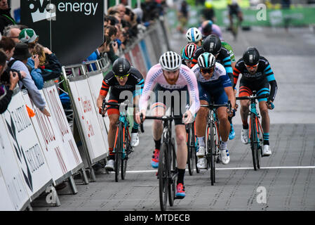 Reiter racing in der Elite der Männer 2018 OVO Energy Tour Serie Radrennen im Wembley, London, UK. Runde 7 Bike Race. Stockfoto