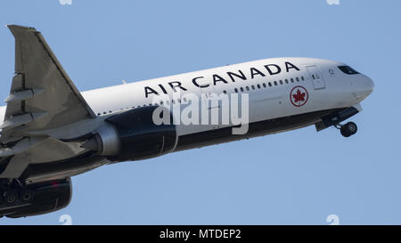 Richmond, British Columbia, Kanada. 27. Mai, 2018. Eine Air Canada Boeing 777-300ER C-FIVW) wide-Body Jet Airliner Airborne nach dem Take-off. Credit: bayne Stanley/ZUMA Draht/Alamy leben Nachrichten Stockfoto