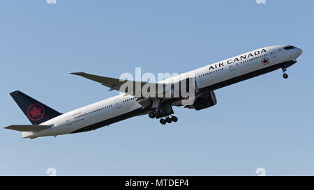 Richmond, British Columbia, Kanada. 27. Mai, 2018. Eine Air Canada Boeing 777-300ER C-FIVW) wide-Body Jet Airliner Airborne nach dem Take-off. Credit: bayne Stanley/ZUMA Draht/Alamy leben Nachrichten Stockfoto