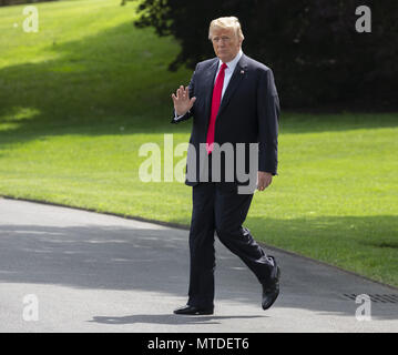 Washington, District of Columbia, USA. 29 Mai, 2018. Präsidenten der Vereinigten Staaten Donald J. Trumpf fährt das Weiße Haus in Washington, DC zu einer Kundgebung mit Anhänger in Nashville, TN, 29. Mai 2018. Quelle: Chris Kleponis/CNP Credit: Chris Kleponis/CNP/ZUMA Draht/Alamy Leben Nachrichten teilnehmen Stockfoto