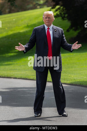 Washington, Vereinigte Staaten von Amerika. 29 Mai, 2018. Präsidenten der Vereinigten Staaten Donald J. Trumpf fährt das Weiße Haus in Washington, DC zu einer Kundgebung mit Anhänger in Nashville, TN, 29. Mai 2018. Quelle: Chris Kleponis/CNP | Verwendung der weltweiten Kredit: dpa/Alamy Leben Nachrichten teilnehmen Stockfoto