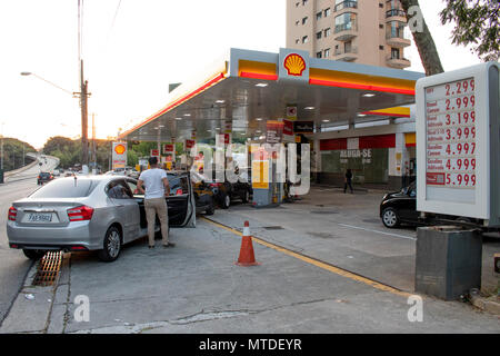 Sao Paulo, SP, Brasilien. 29 Mai, 2018. Menschen Warteschlange auf Kraftstoff an einer Tankstelle in São Paulo, am 29. Mai 2018 auf dem neunten Tag des Streiks zu steigenden Kosten für Kraftstoff in Brasilien zu protestieren. Ein Trucker Streik lähmt Kraftstoff- und Lebensmittellieferungen in Brasilien eingetragen ein achter Tag Montag, aber mit der Hoffnung auf Erleichterung nach unpopulären Präsidenten Michel Temer in die zentrale Forderung der Hungerstreikenden Credit: Alf Ribeiro/Alamy Live News eingestürzt Stockfoto