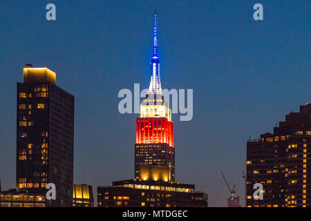 New York, USA, 29. Mai 2018. Das Empire State Building leuchtet in den Farben Rot, Weiß und Blau heute Abend zu Ehren des 2018 French Open und Tennis Channel. Foto von Enrique Shore Credit: Enrique Ufer/Alamy leben Nachrichten Stockfoto