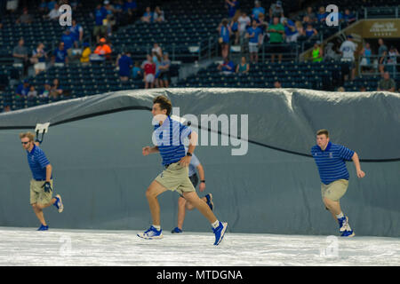 Kansas City, MO, USA. 29 Mai, 2018. Regen verzögert die Kansas City Royals und die Minnesota Twins Spiel am Kauffman Stadium in Kansas City, MO. Kyle Rivas/Cal Sport Media/Alamy leben Nachrichten Stockfoto