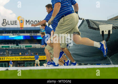 Kansas City, MO, USA. 29 Mai, 2018. Regen verzögert die Kansas City Royals und die Minnesota Twins Spiel am Kauffman Stadium in Kansas City, MO. Kyle Rivas/Cal Sport Media/Alamy leben Nachrichten Stockfoto