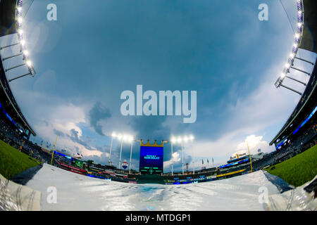 Kansas City, MO, USA. 29 Mai, 2018. Regen verzögert die Kansas City Royals und die Minnesota Twins Spiel am Kauffman Stadium in Kansas City, MO. Kyle Rivas/Cal Sport Media/Alamy leben Nachrichten Stockfoto