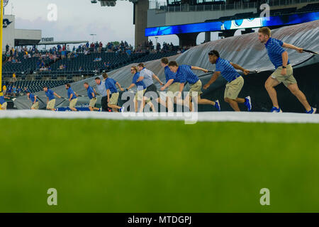 Kansas City, MO, USA. 29 Mai, 2018. Regen verzögert die Kansas City Royals und die Minnesota Twins Spiel am Kauffman Stadium in Kansas City, MO. Kyle Rivas/Cal Sport Media/Alamy leben Nachrichten Stockfoto