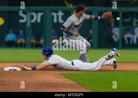 Kansas City, MO, USA. 29 Mai, 2018. Hunter Dozier #17 der Kansas City Royals Folien an den Tag von Brian Dozier #2 der Minnesota Twins während des Spiels am Kauffman Stadium in Kansas City, MO. Kyle Rivas/Cal Sport Media/Alamy leben Nachrichten Stockfoto