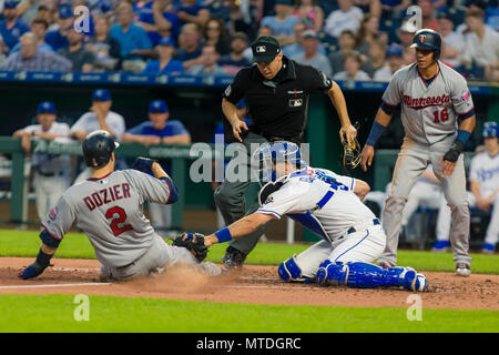 Kansas City, MO, USA. 29 Mai, 2018. Salvador Perez #13 der Kansas City Royals tags, Brian Dozier #2 der Minnesota Twins im 3. Inning während des Spiels am Kauffman Stadium in Kansas City, MO. Kyle Rivas/Cal Sport Media/Alamy leben Nachrichten Stockfoto