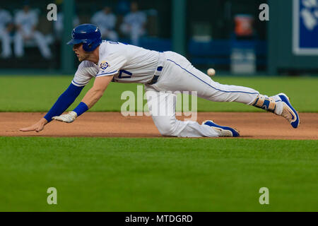 Kansas City, MO, USA. 29 Mai, 2018. Hunter Dozier #17 der Kansas City Royals Folien an den Tag von Brian Dozier #2 der Minnesota Twins während des Spiels am Kauffman Stadium in Kansas City, MO. Kyle Rivas/Cal Sport Media/Alamy leben Nachrichten Stockfoto