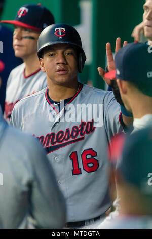 Kansas City, MO, USA. 29 Mai, 2018. Ehire Adrianza #16 der Minnesota Twins, nachdem er den ersten Lauf gegen die Minnesota Twins, die während des Spiels am Kauffman Stadium in Kansas City, MO feiert. Kyle Rivas/Cal Sport Media/Alamy leben Nachrichten Stockfoto