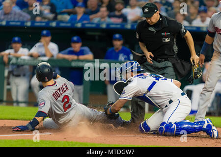 Kansas City, MO, USA. 29 Mai, 2018. Salvador Perez #13 der Kansas City Royals tags, Brian Dozier #2 der Minnesota Twins im 3. Inning während des Spiels am Kauffman Stadium in Kansas City, MO. Kyle Rivas/Cal Sport Media/Alamy leben Nachrichten Stockfoto