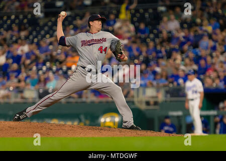 Kansas City, MO, USA. 29 Mai, 2018. Kyle Gibson #44 der Minnesota Twins Plätze gegen die Kansas City Royals während des Spiels am Kauffman Stadium in Kansas City, MO. Kyle Rivas/Cal Sport Media/Alamy leben Nachrichten Stockfoto