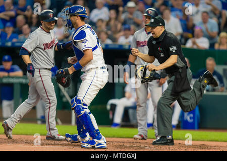 Kansas City, MO, USA. 29 Mai, 2018. Salvador Perez #13 der Kansas City Royals tags, Brian Dozier #2 der Minnesota Twins im 3. Inning während des Spiels am Kauffman Stadium in Kansas City, MO. Kyle Rivas/Cal Sport Media/Alamy leben Nachrichten Stockfoto